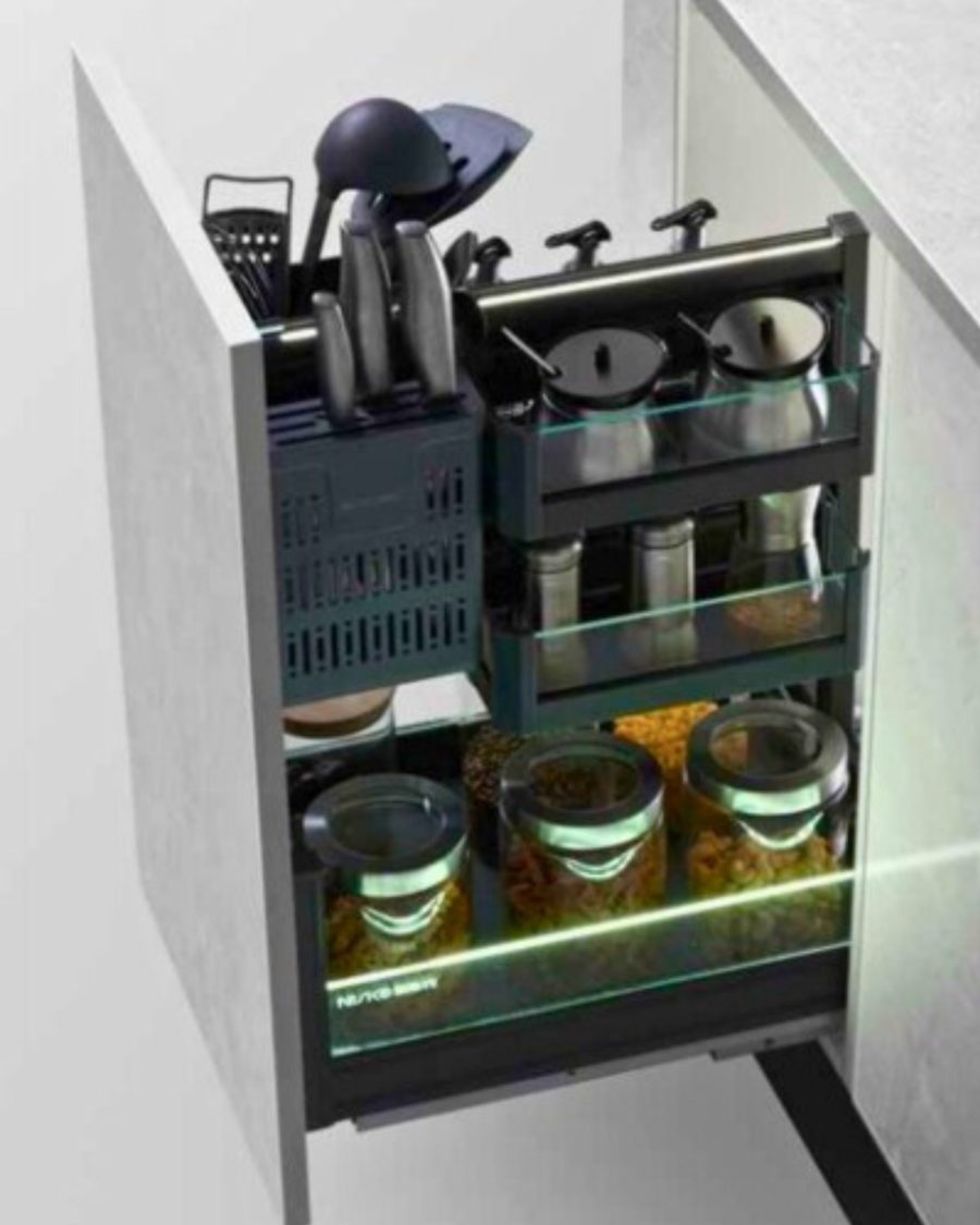 Pull-out saucer rack